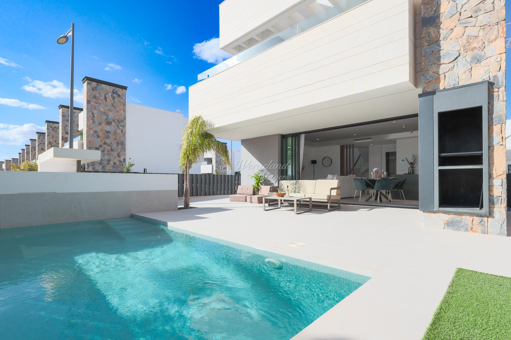 Spacious villa, private pool, roof terrace, unfurnished basement [A38-3]