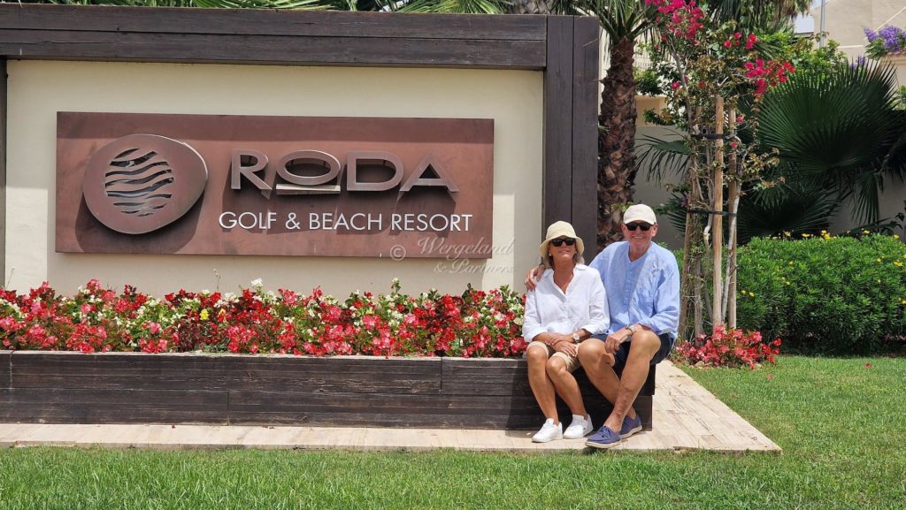  Mona y Tom Roda Golf Resort sign