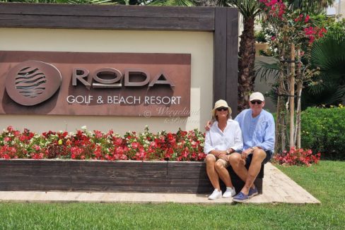 Mona y Tom Roda Golf Resort sign