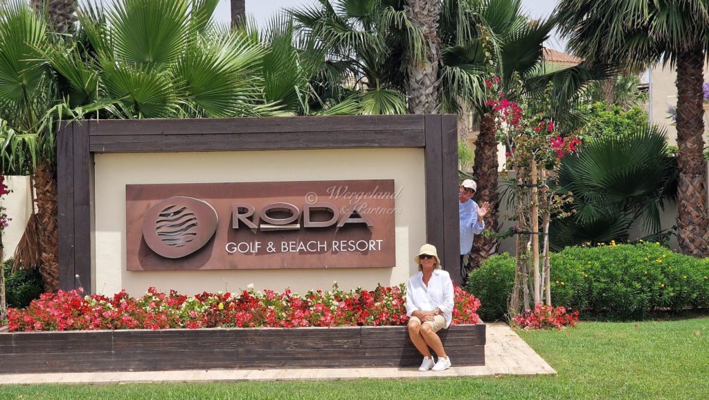  Mona y Tom Roda Golf sign