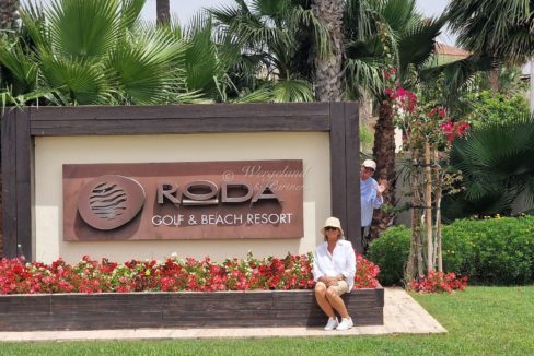 Mona y Tom Roda Golf sign
