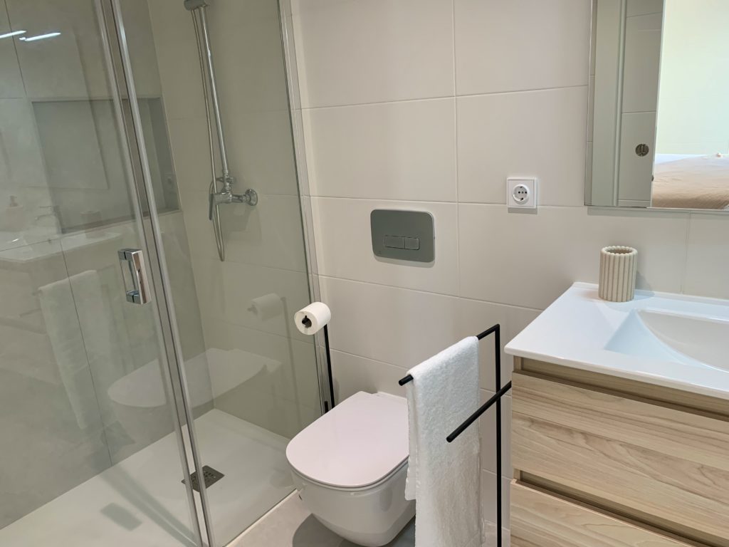  Downstairs Master En Suite Bathroom